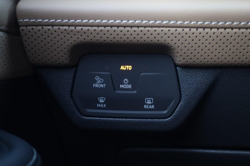 Volkswagen Atlas Cross Sport Vehicle Image 18
