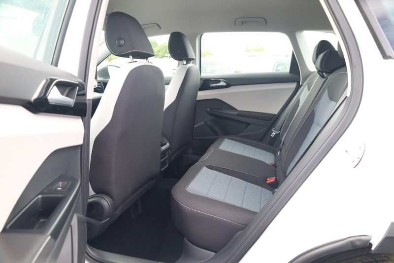 Volkswagen Taos Vehicle Image 20