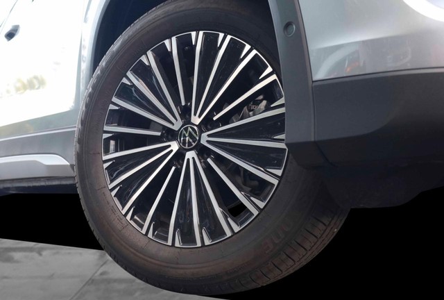 Volkswagen Tiguan Vehicle Image 03