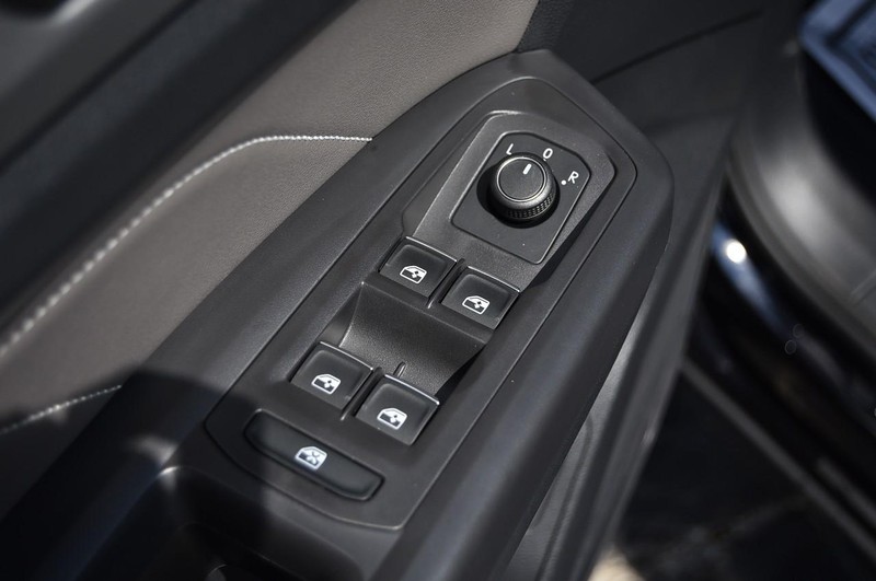 Volkswagen Atlas Cross Sport Vehicle Image 08