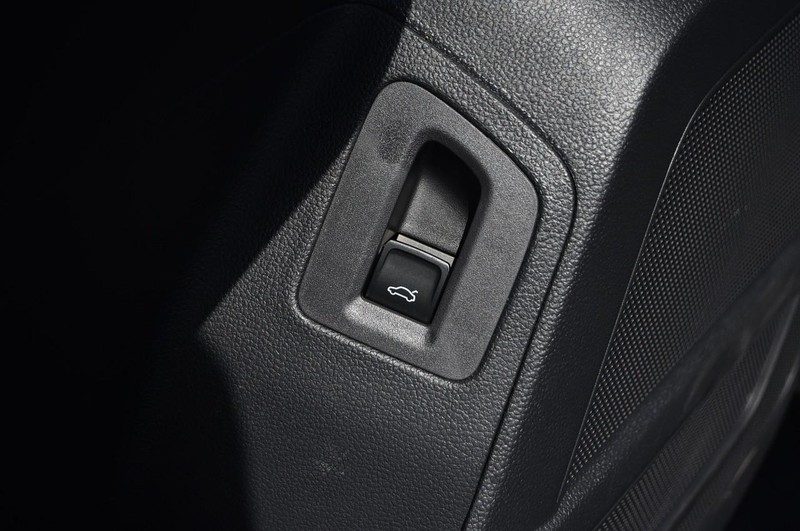 Volkswagen Atlas Cross Sport Vehicle Image 09