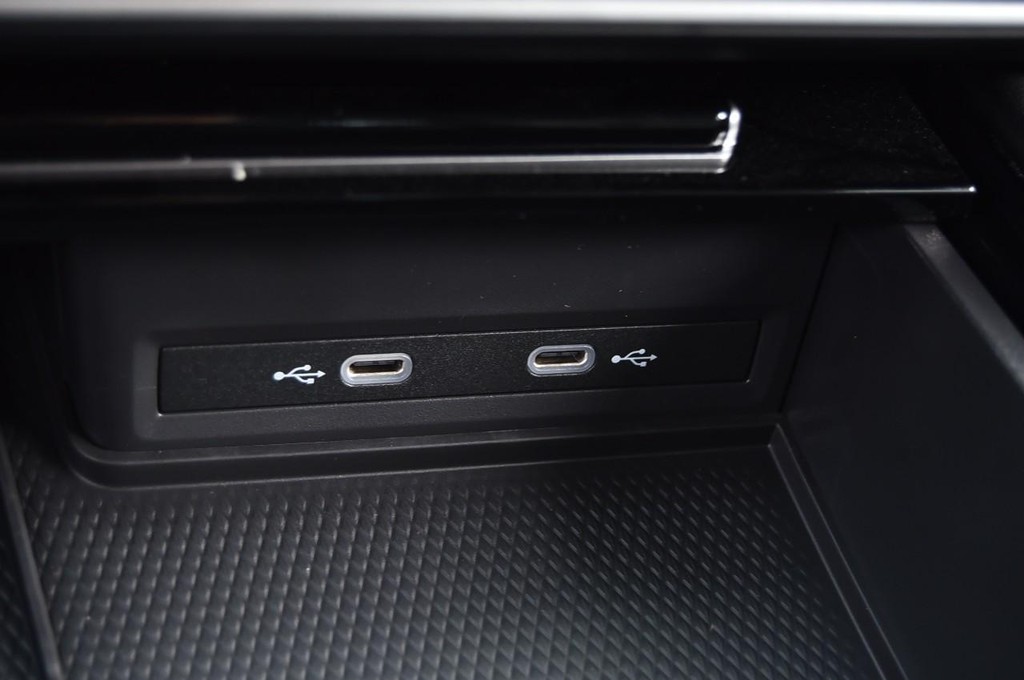 Volkswagen Atlas Vehicle Full-screen Gallery Image 16