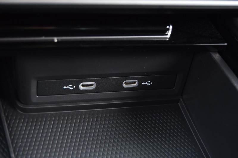 Volkswagen Atlas Vehicle Full-screen Gallery Image 16