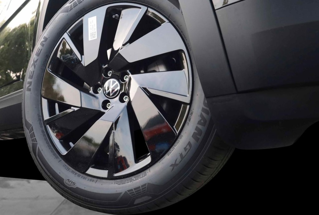 Volkswagen Atlas Vehicle Full-screen Gallery Image 3