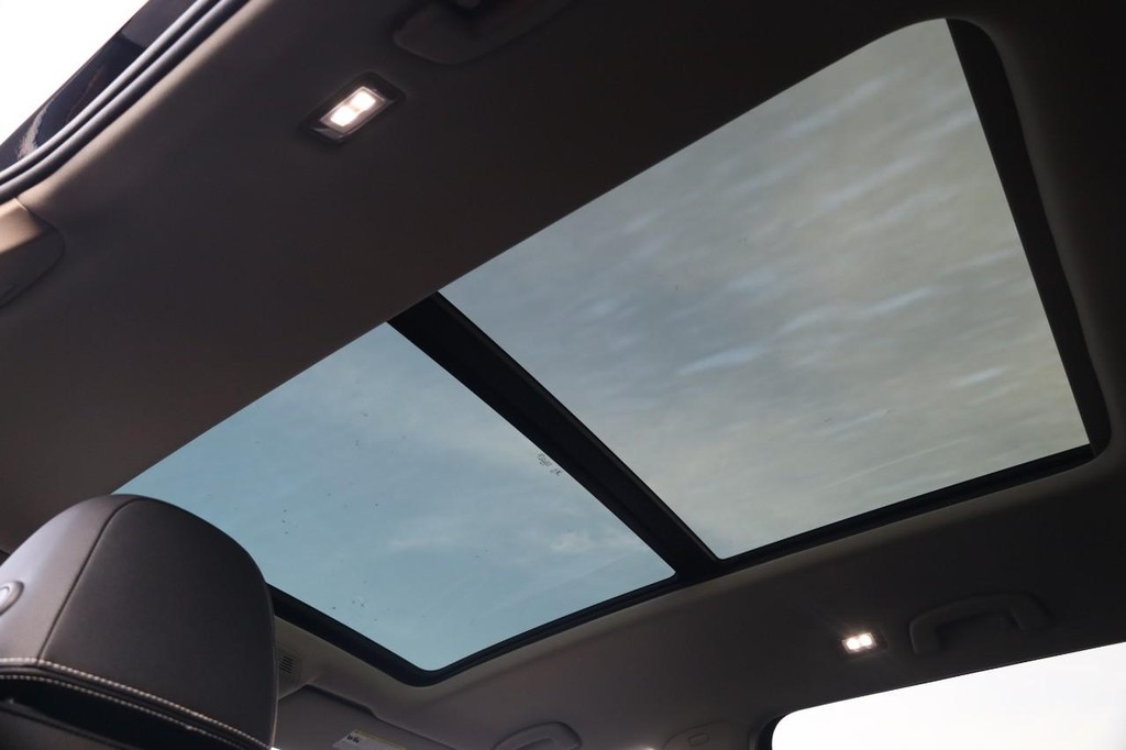 Volkswagen Atlas Vehicle Full-screen Gallery Image 12