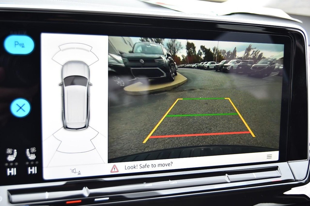 Volkswagen Atlas Vehicle Full-screen Gallery Image 13