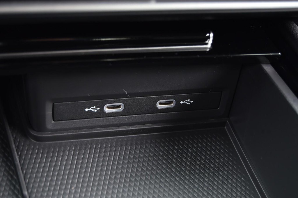 Volkswagen Atlas Vehicle Full-screen Gallery Image 16