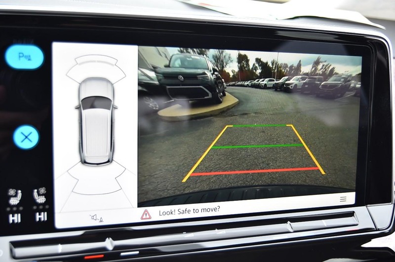 Volkswagen Atlas Vehicle Full-screen Gallery Image 13