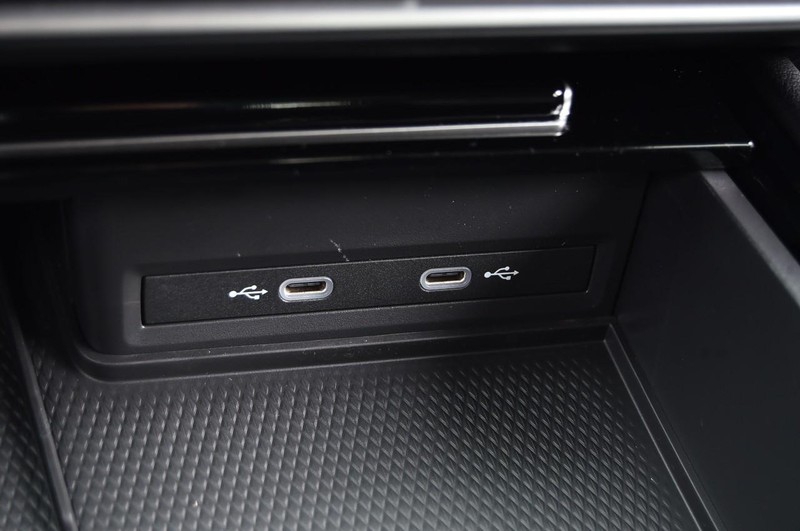 Volkswagen Atlas Vehicle Full-screen Gallery Image 16