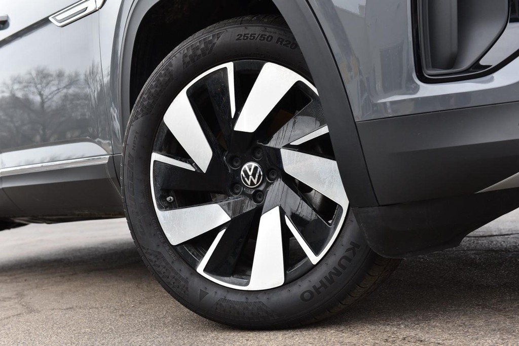 Volkswagen Atlas Cross Sport Vehicle Full-screen Gallery Image 3