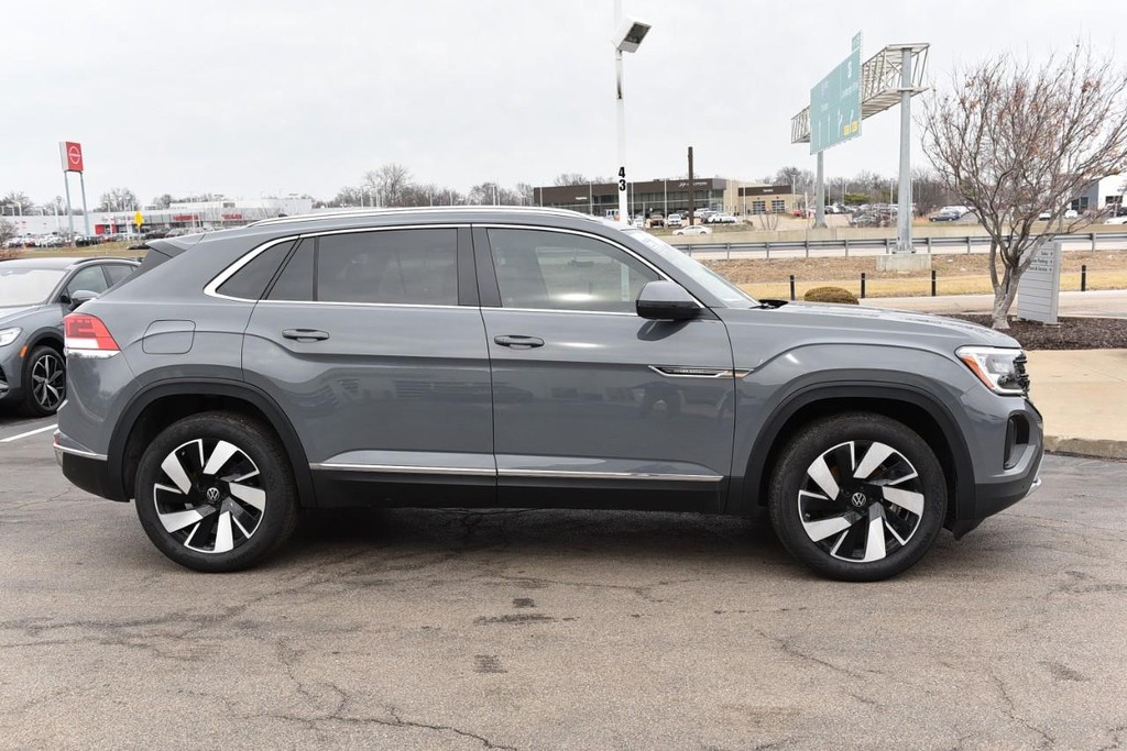 Volkswagen Atlas Cross Sport Vehicle Full-screen Gallery Image 5