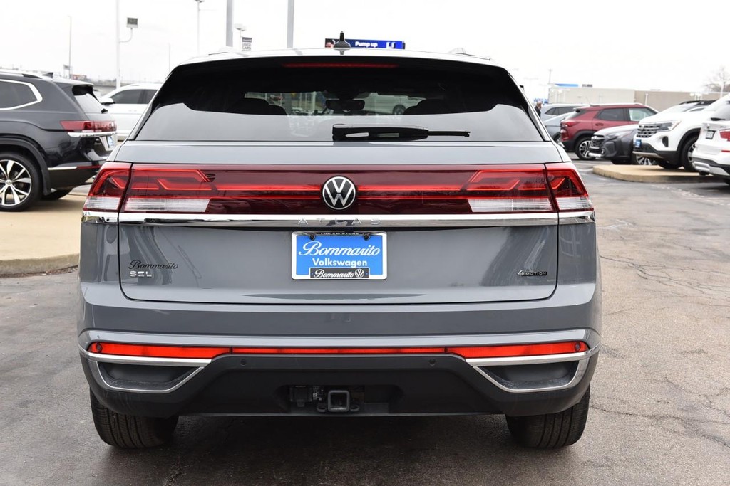 Volkswagen Atlas Cross Sport Vehicle Full-screen Gallery Image 6