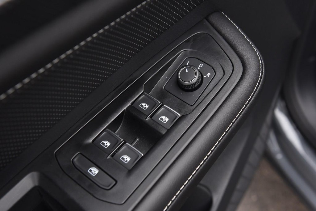 Volkswagen Atlas Cross Sport Vehicle Full-screen Gallery Image 8