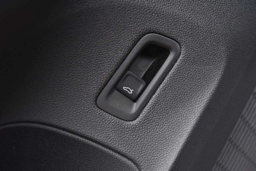 Volkswagen Atlas Cross Sport Vehicle Full-screen Gallery Image 9