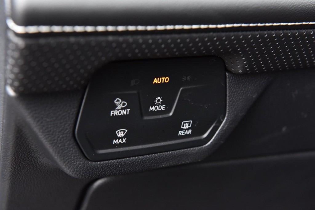 Volkswagen Atlas Cross Sport Vehicle Full-screen Gallery Image 11