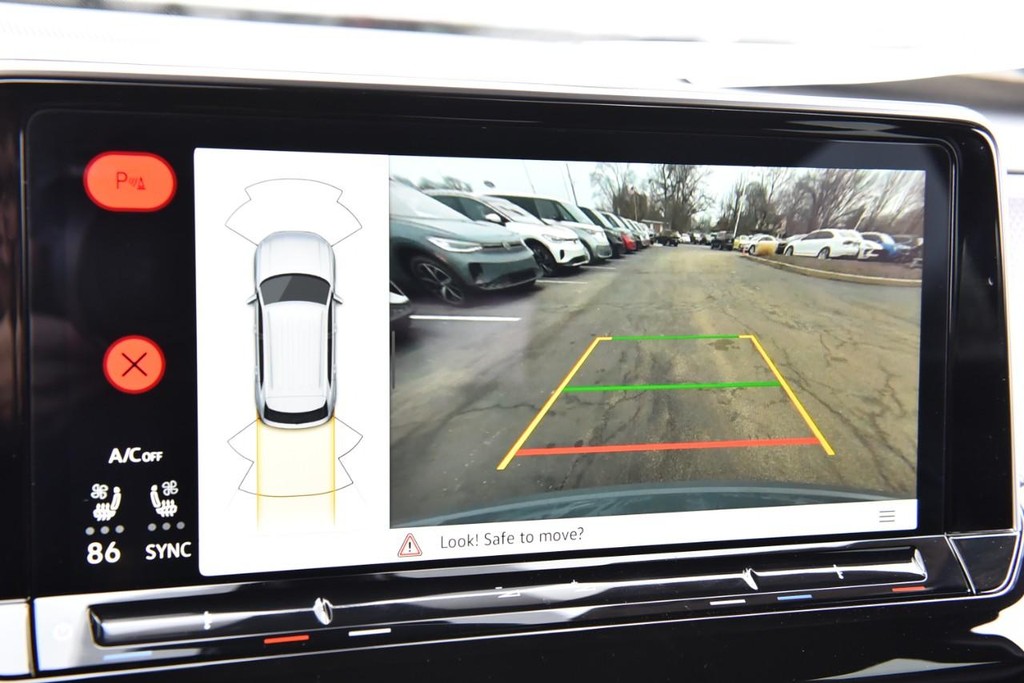 Volkswagen Atlas Cross Sport Vehicle Full-screen Gallery Image 13