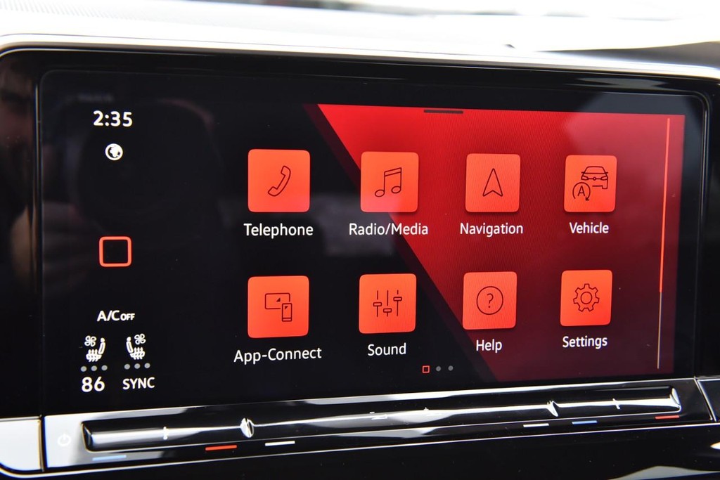 Volkswagen Atlas Cross Sport Vehicle Full-screen Gallery Image 14