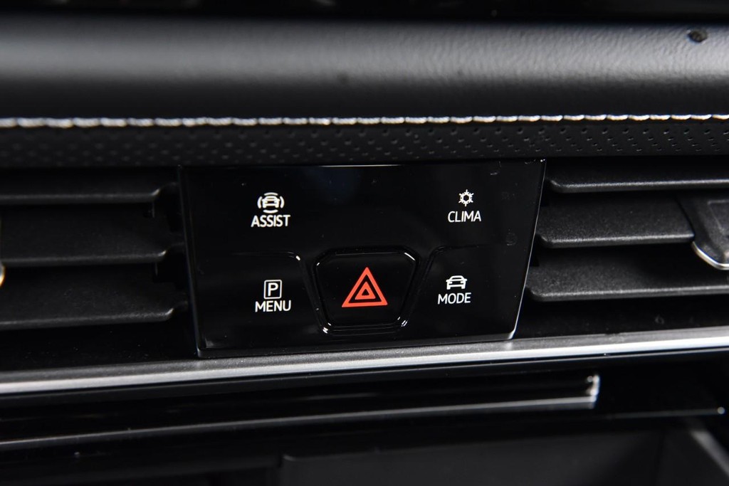 Volkswagen Atlas Cross Sport Vehicle Full-screen Gallery Image 15