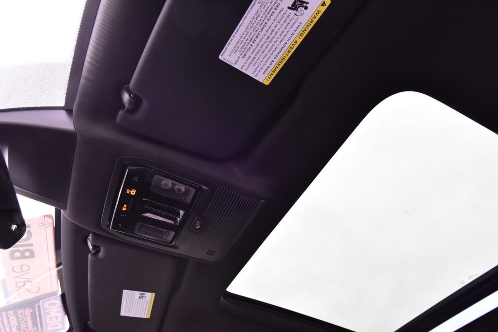 Volkswagen Atlas Cross Sport Vehicle Full-screen Gallery Image 21