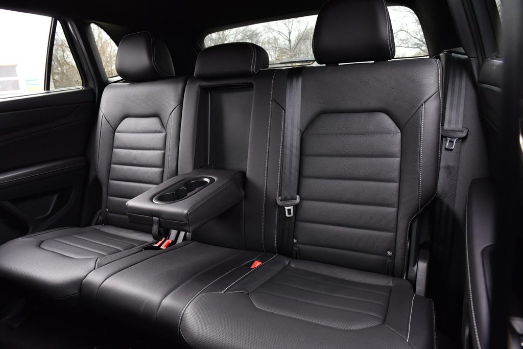 Volkswagen Atlas Cross Sport Vehicle Full-screen Gallery Image 22