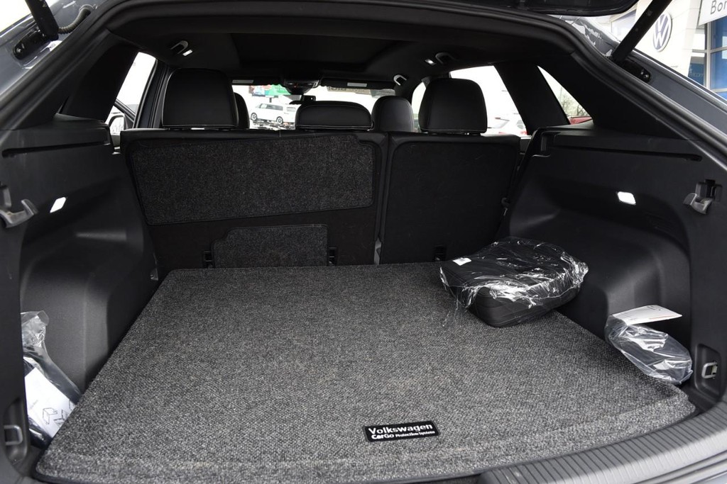 Volkswagen Atlas Cross Sport Vehicle Full-screen Gallery Image 25