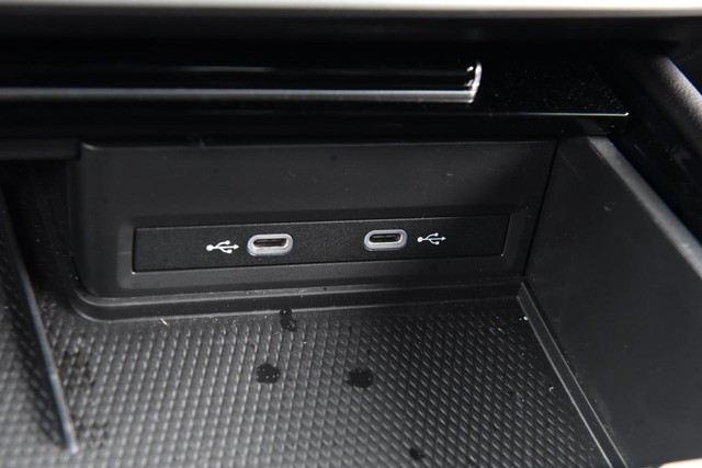 Volkswagen Atlas Cross Sport Vehicle Image 16