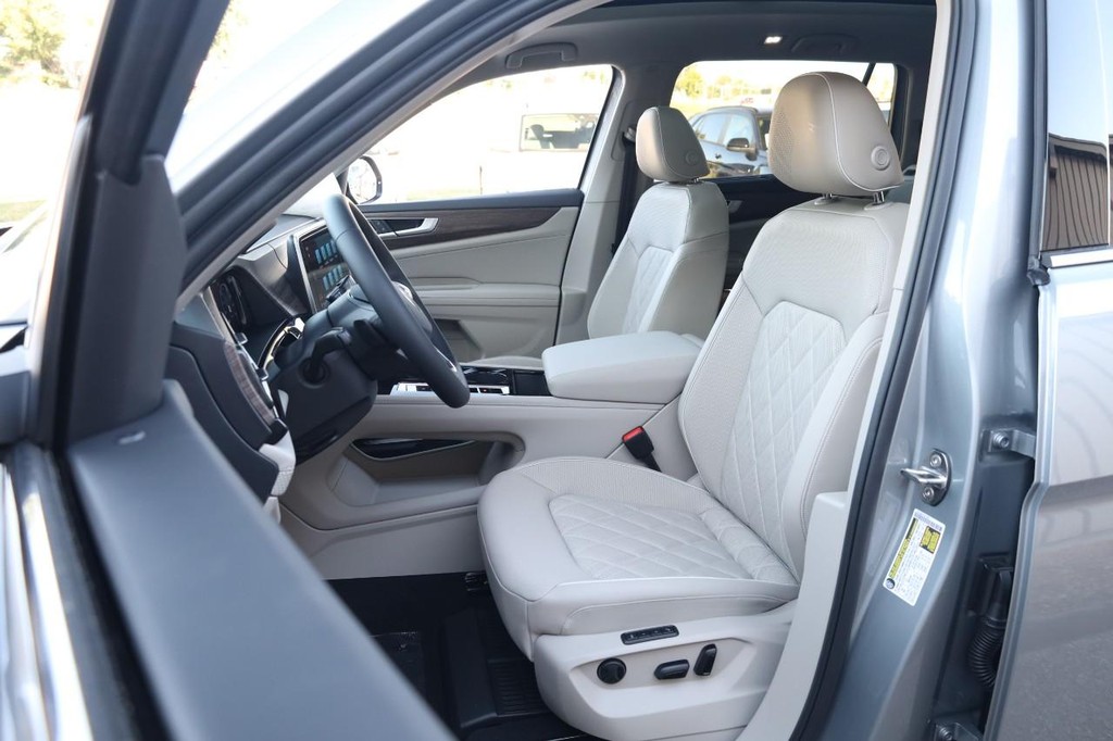 Volkswagen Atlas Vehicle Full-screen Gallery Image 10