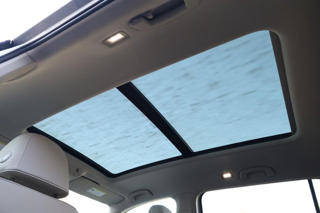 Volkswagen Atlas Vehicle Full-screen Gallery Image 12