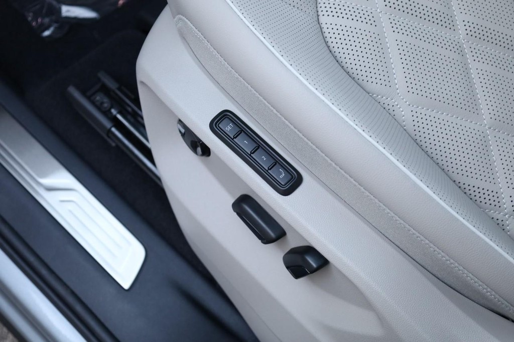 Volkswagen Atlas Vehicle Full-screen Gallery Image 13