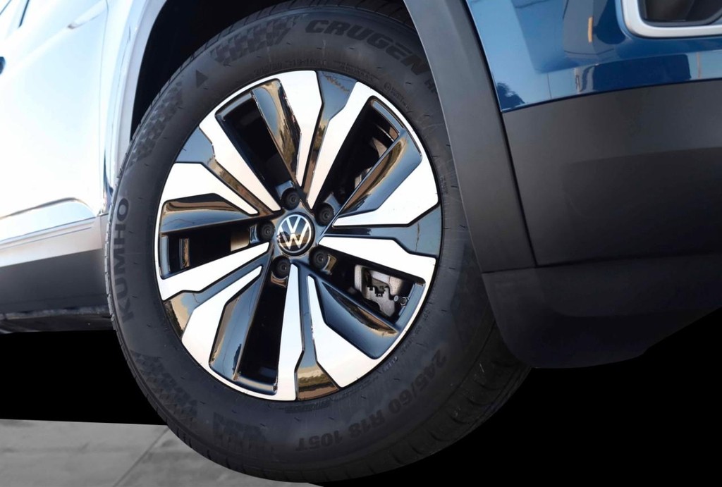 Volkswagen Atlas Vehicle Full-screen Gallery Image 3