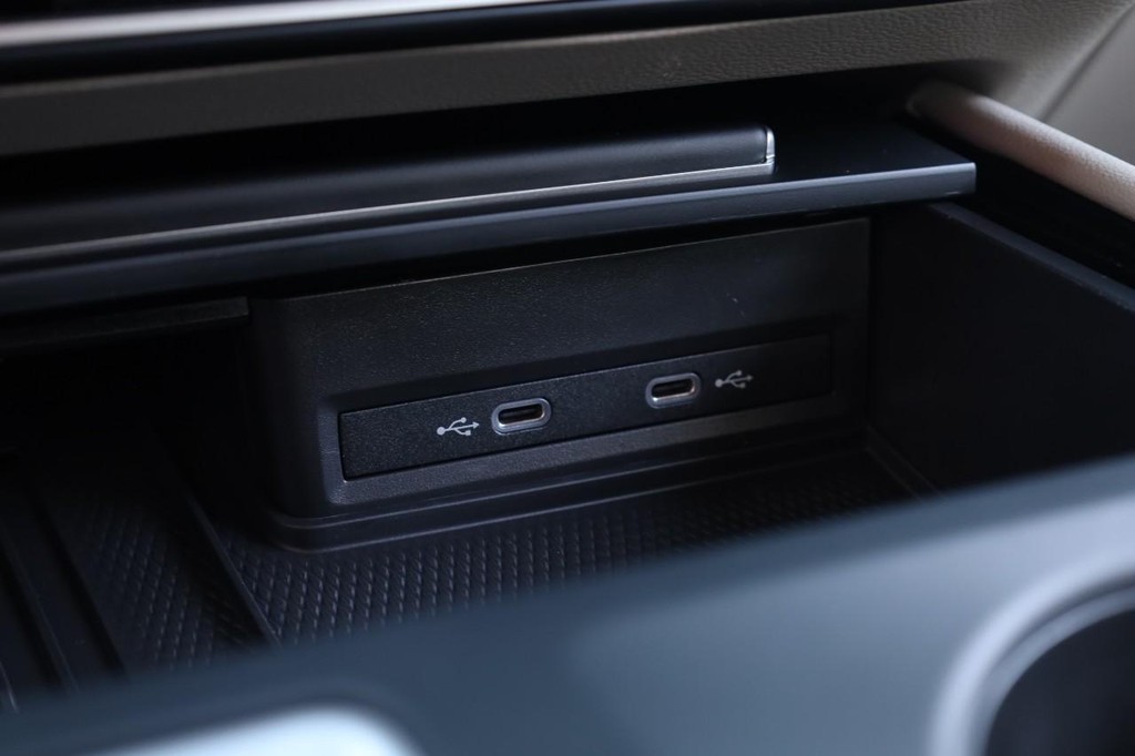 Volkswagen Atlas Vehicle Full-screen Gallery Image 16