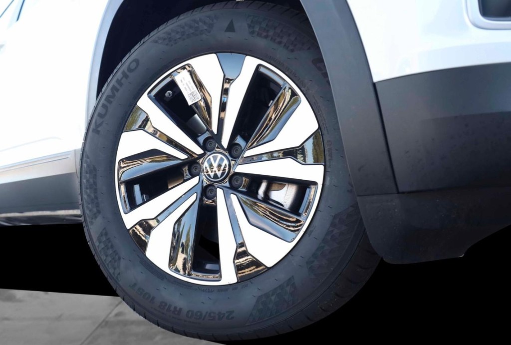 Volkswagen Atlas Vehicle Full-screen Gallery Image 3