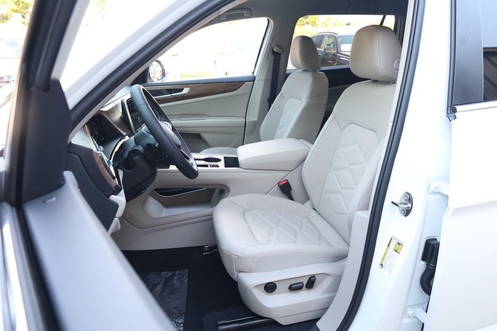 Volkswagen Atlas Vehicle Full-screen Gallery Image 10