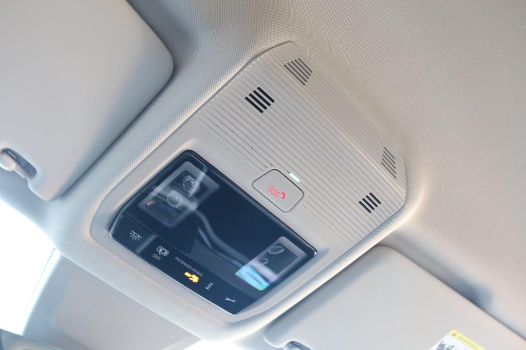 Volkswagen Atlas Vehicle Full-screen Gallery Image 18