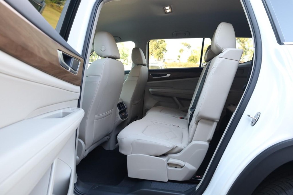 Volkswagen Atlas Vehicle Full-screen Gallery Image 22