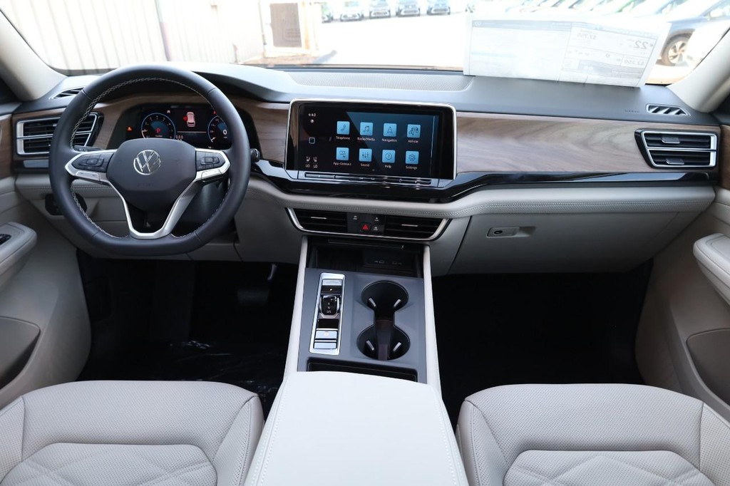 Volkswagen Atlas Vehicle Full-screen Gallery Image 24