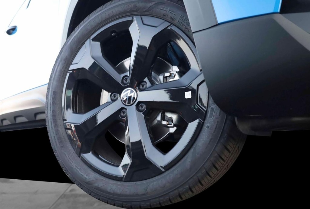 Volkswagen Taos Vehicle Full-screen Gallery Image 3