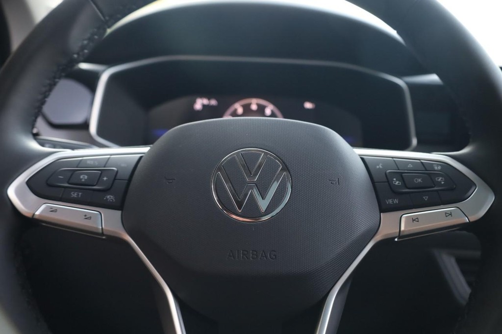 Volkswagen Taos Vehicle Full-screen Gallery Image 11