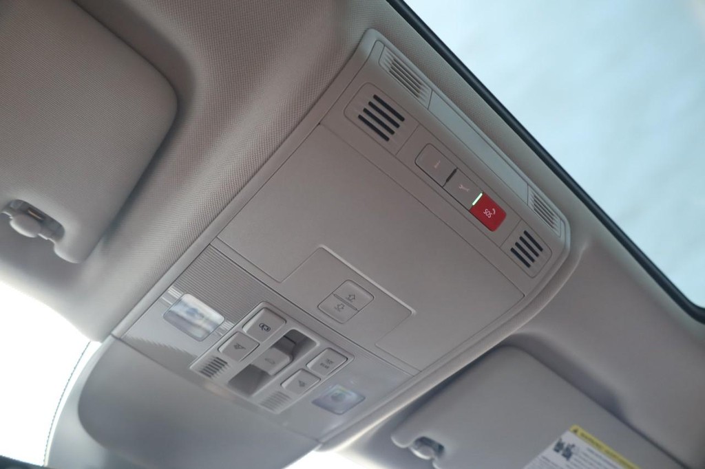 Volkswagen Taos Vehicle Full-screen Gallery Image 18