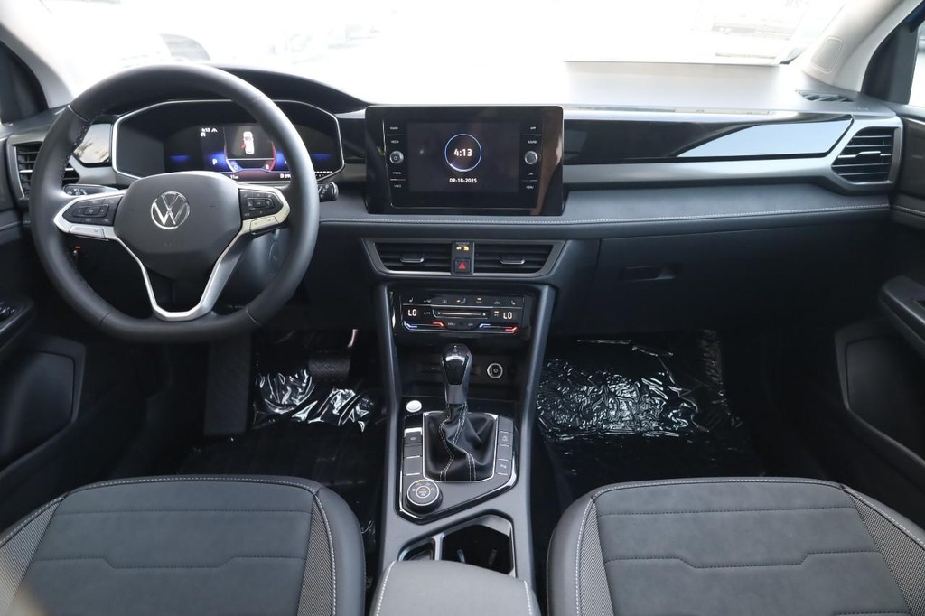 Volkswagen Taos Vehicle Full-screen Gallery Image 24