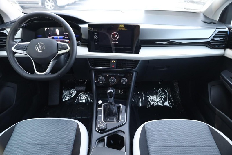 Volkswagen Taos Vehicle Image 21