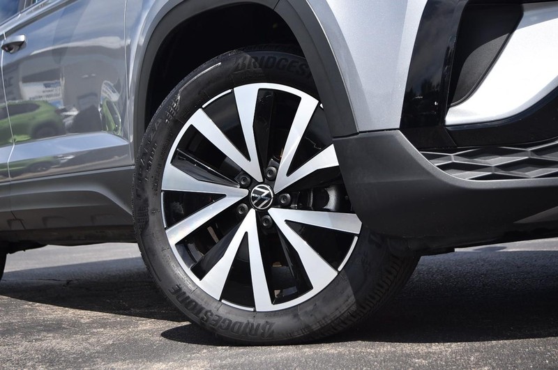 Volkswagen Taos Vehicle Image 03