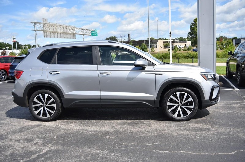 Volkswagen Taos Vehicle Image 05
