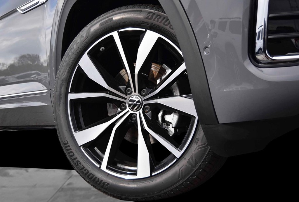 Volkswagen Atlas Cross Sport Vehicle Full-screen Gallery Image 3