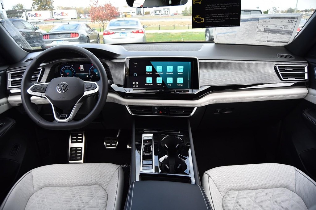 Volkswagen Atlas Cross Sport Vehicle Full-screen Gallery Image 7