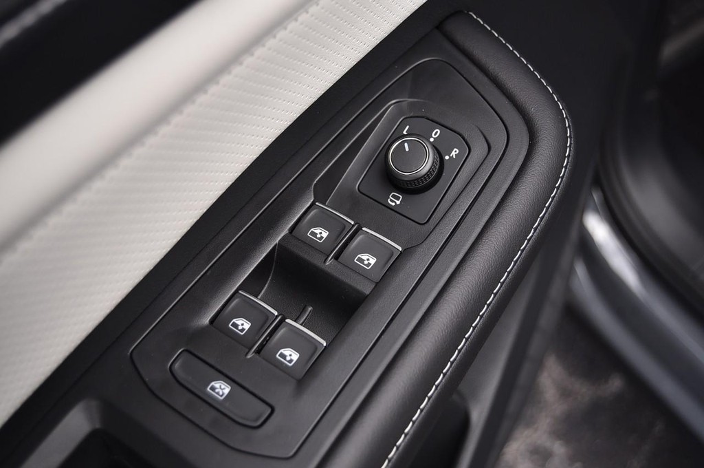 Volkswagen Atlas Cross Sport Vehicle Full-screen Gallery Image 8