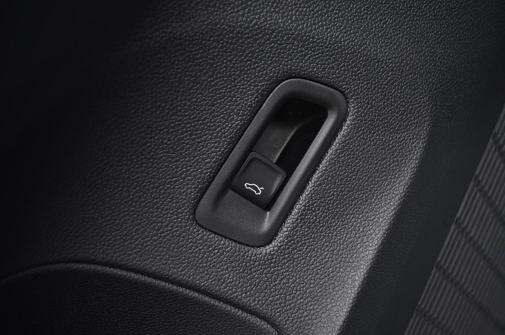 Volkswagen Atlas Cross Sport Vehicle Full-screen Gallery Image 9