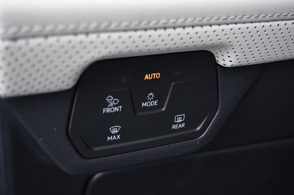 Volkswagen Atlas Cross Sport Vehicle Full-screen Gallery Image 11