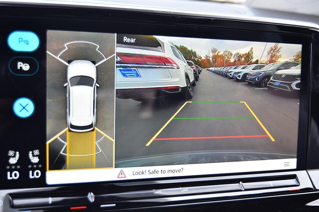 Volkswagen Atlas Cross Sport Vehicle Full-screen Gallery Image 13