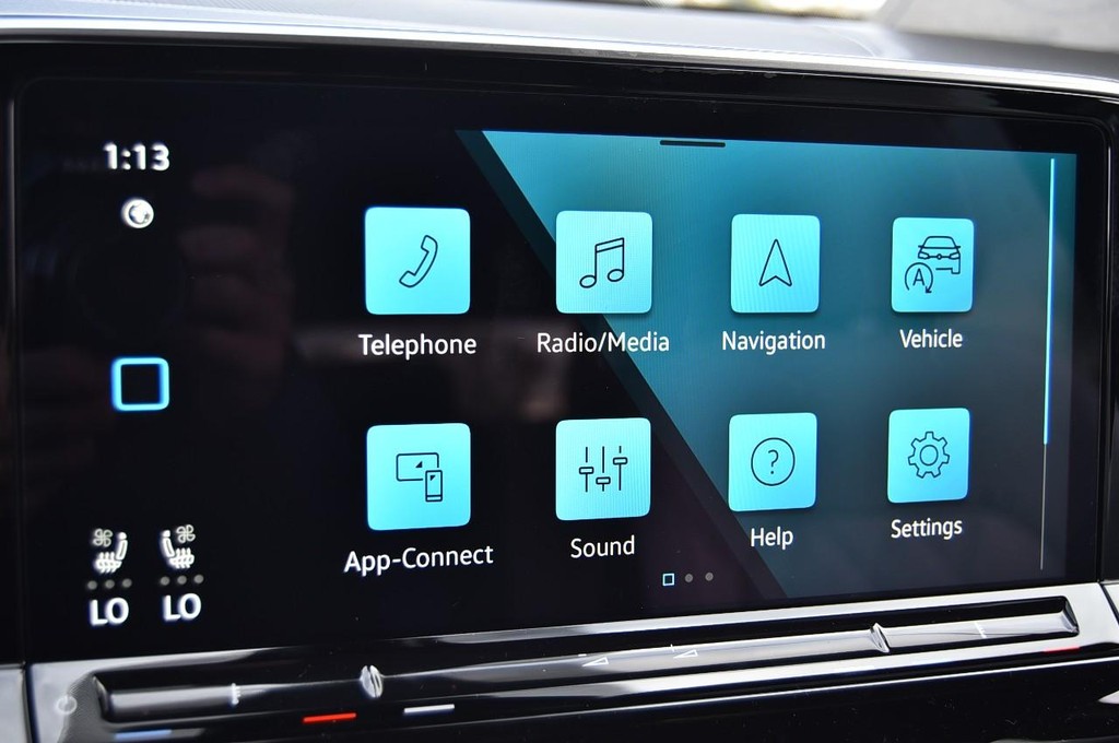 Volkswagen Atlas Cross Sport Vehicle Full-screen Gallery Image 14